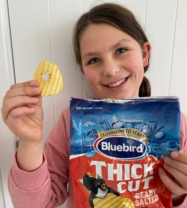 뉴질랜드의 한 소녀가 하트 모양으로 구멍이 난 감자칩 1개를 경매에 부쳐 2만 뉴질랜드달러(1600만원)를 기부한 사연이 알려졌다. /사진=트레이드미 홈페이지 캡처