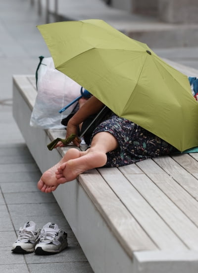 [포토] 맨발과 양산으로 맞서는 토스 카지노