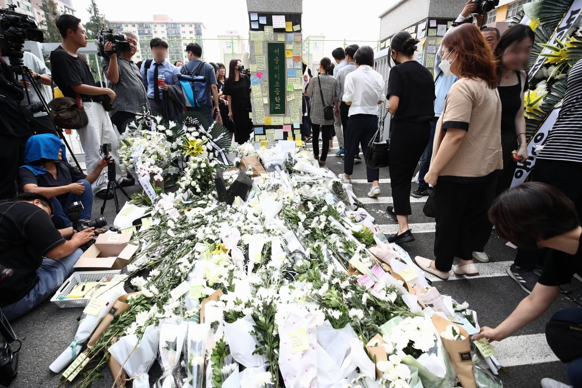 20일 오후 서울 서초구 서이초 앞에 최근 사망한 서이초등학교 교사의 죽음을 애도하는 근조화환이 놓여져 있다. /사진=뉴스1