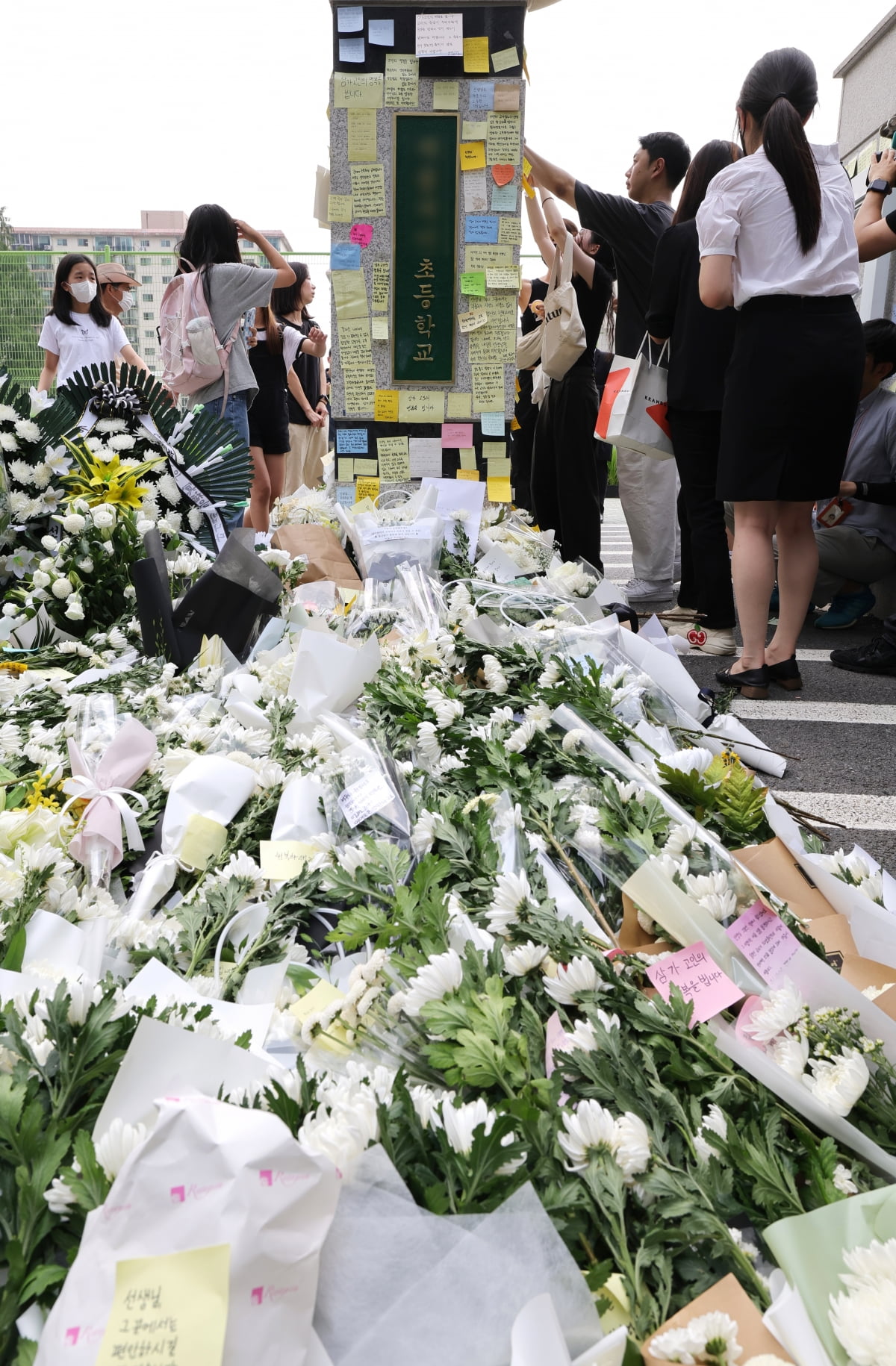 [포토] 초등학교 교사 추모물결…동료 교사들 “사망원인 규명 촉구”