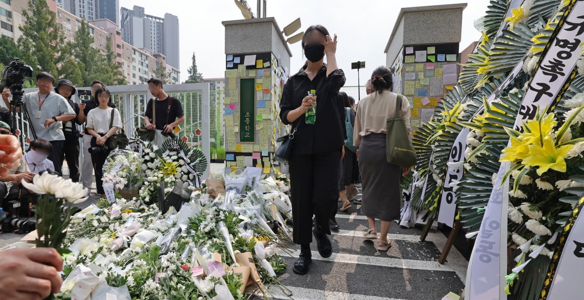 [포토] 초등학교 교사 추모물결…동료 교사들 “사망원인 규명 촉구”