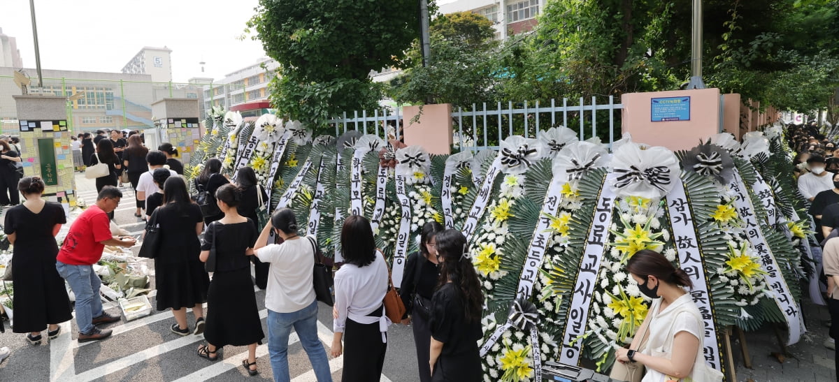 [포토] 초등학교 교사 추모물결…동료 교사들 “사망원인 규명 촉구”