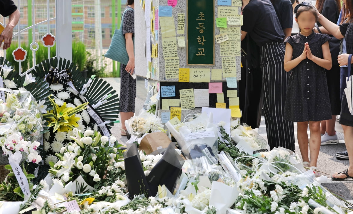 [포토] 초등학교 교사 추모물결…동료 교사들 “사망원인 규명 촉구”