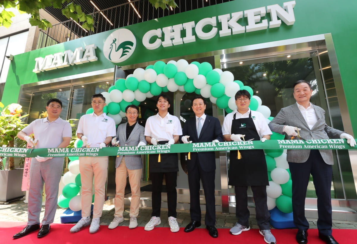 [포토] 카지노 해외, 치킨 프랜차이즈 '마마치킨' 첫 매장 오픈