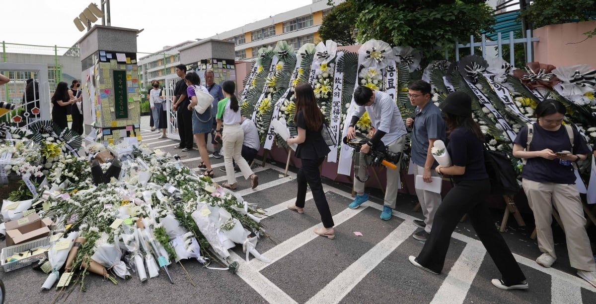 20일 서울 서초동 서이초에서 숨진 신입 교사 A씨를 추모하기 위한 교사들의 발걸음이 이어지고 있다./임대철 기자