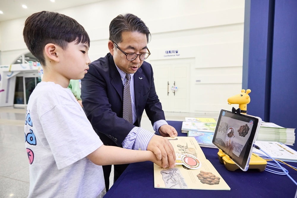 국립부산과학관에서 열린 혁신초대전에서 어린이가 웅진씽크빅의 인터랙티브 책읽기 체험을 하고 있다. 국립부산과학관 제공