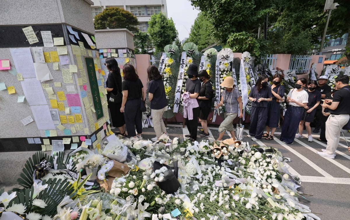 20일 서울 서초동 서이초등학교카지노 사이트 숨진 신입 교사 A씨를 추모하기 위한 교사들의 발걸음이 이어지고 있다./임대철 기자