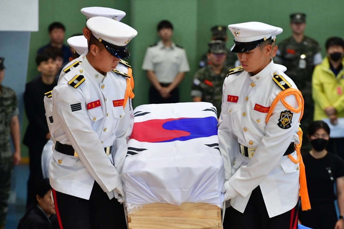 22일 경북 포항 해병대 1사단 체육관인 '김대식관'에서 열린 고 채수근 상병 영결식에서 영현이 입장하고 있다. /사진=연합뉴스