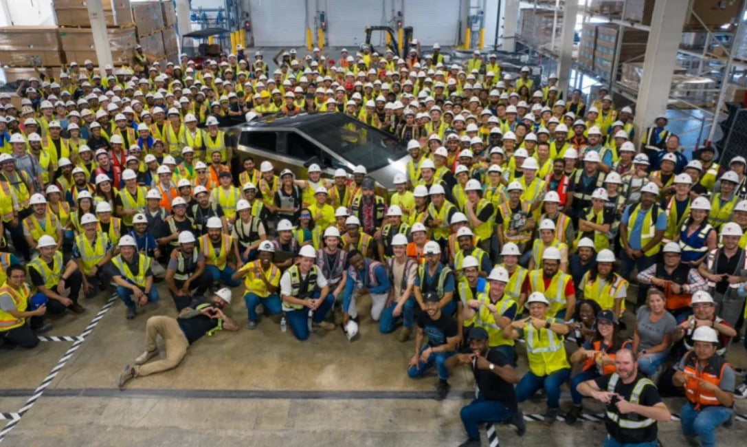 사이버트럭 첫 생산 기념 사진을 찍은 테슬라 직원들.  /자료 : 테슬라