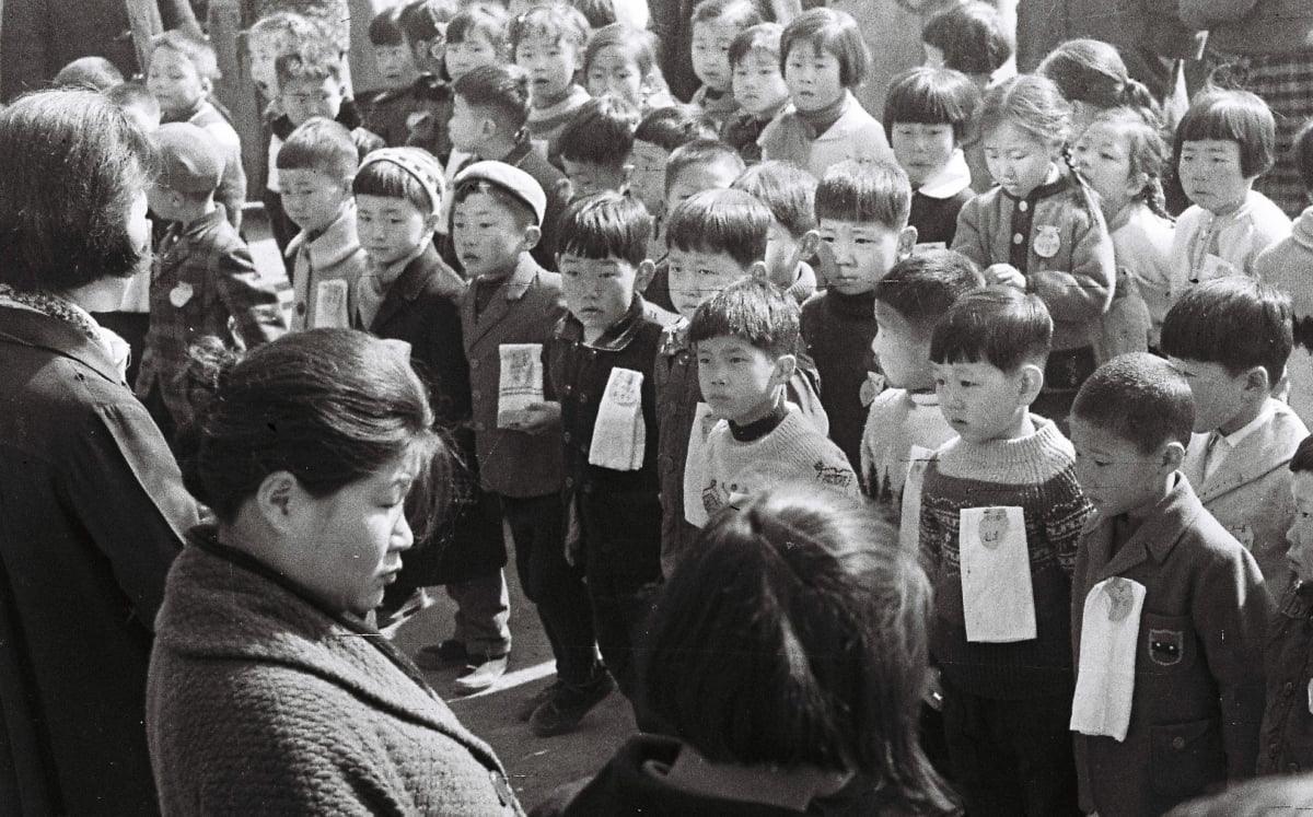서울 남대문 국민학교 입학식이 열린 1964년 3월 7일 신입생들이 잔뜩 긴장한 표정으로 선생님을 바라보고 있다. /한경디지털자산