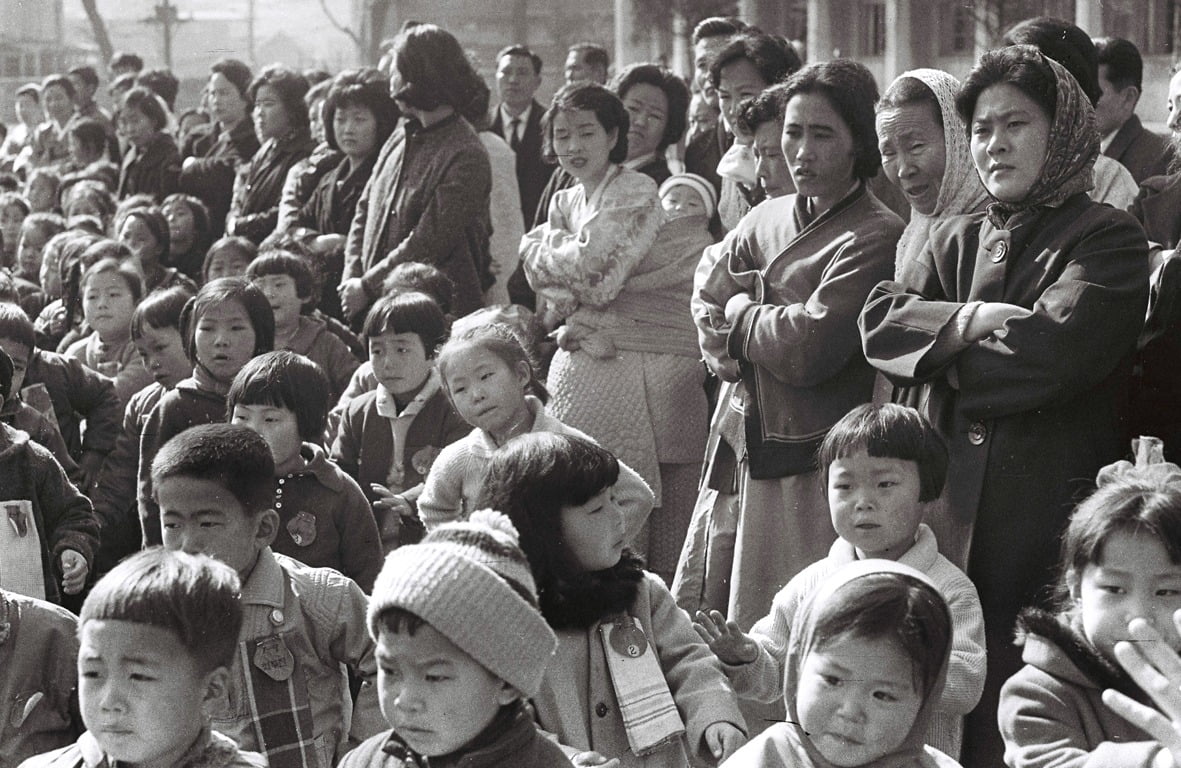 학부모들이 1964년 3월 7일 서울 남대문 국민학교에서 진지한 표정으로 입학식을 바라보고 있다. 1960년대에도 한국 부모의 교육열은 높았다. 아이들 입학이나 졸업식엔 모든 일을 제쳐두고 참석했다./한경디지털자산