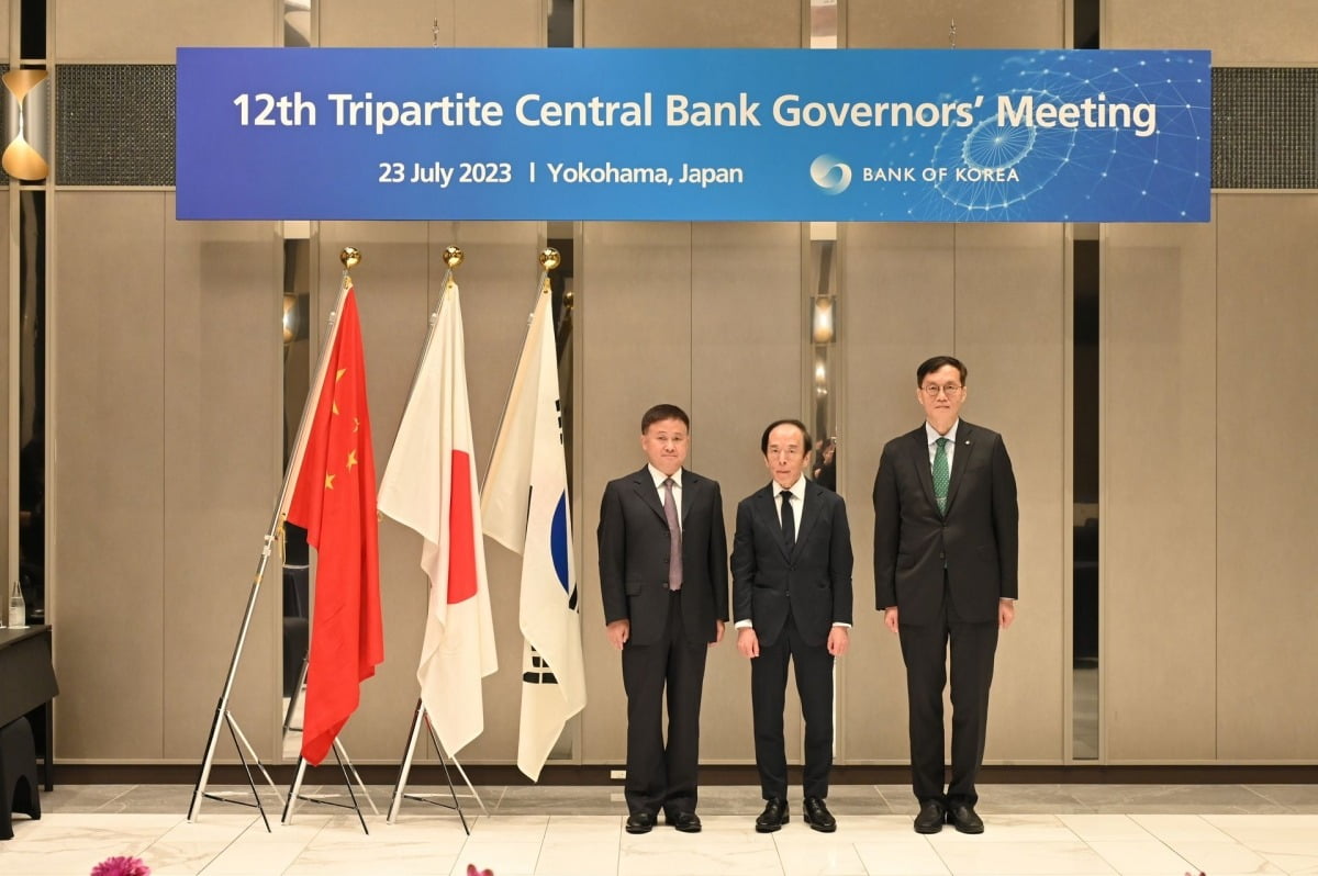 이창용 한국은행 총재(오른쪽 첫 번쨰)와 우에다 카즈오 일본은행 총재(두 번째), 판궁성 중국인민은행 대표는 23일 일본 요코하마에서 '제12차 한중일 중앙은행 총재 회의'를 개최했다. 한국은행 제공