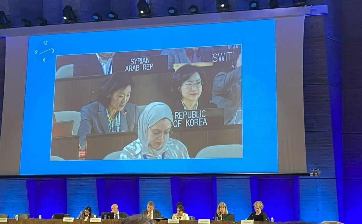 김효은 기후변화대사(화면 왼쪽 첫 번째) 가 유럽연합 제2차 플라스틱 협상 회의에서 발언하고 있다. 사진 : 외교부