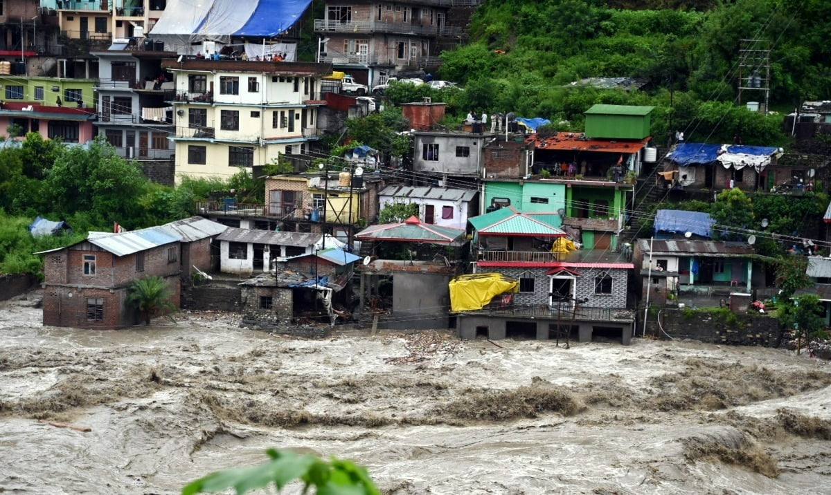 인도 히마찰프라데시주 만디 지역 마을 일부가 홍수로 물에 잠겼다. 2023년 7월 11일. 사진 : 연합뉴스
