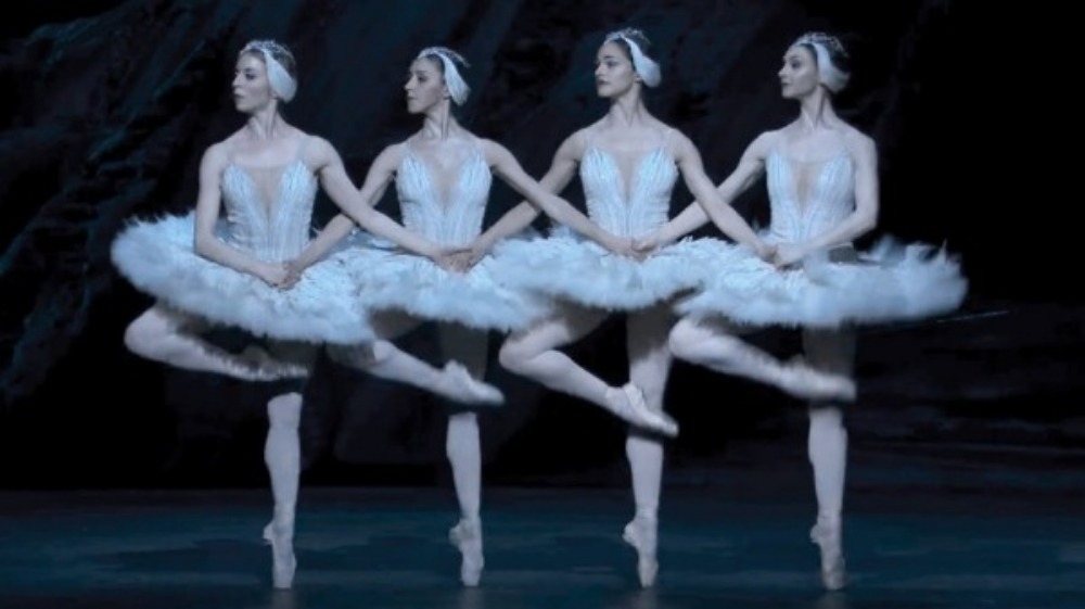 발레 <백조의 호수> 2막 中 ‘네 마리 백조의 춤’ © The Royal Ballet