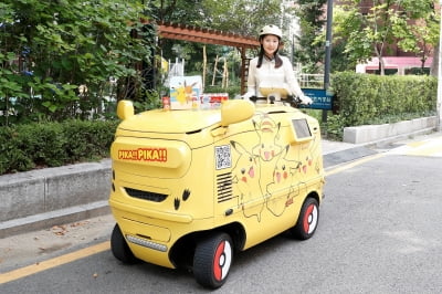 골목 누비는 '피카츄 코코'…인증샷 찍으면 경품 기회도