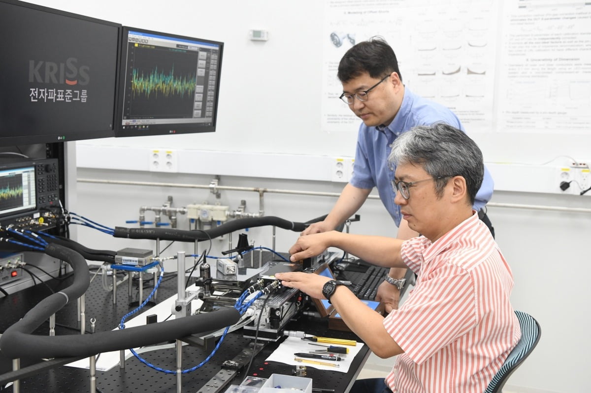 한국표준과학연구원 연구진이 측정표준을 사용해 6G 소자 성능을 평가하고 있다.  /표준연 제공