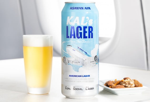 대한항공은 27일부터 이마트24 편의점과 모바일 애플리케이션(앱)에서 수제맥주 '칼스라거'(KAL's Lager)를 판매한다고 26일 밝혔다. 사진=대한항공
