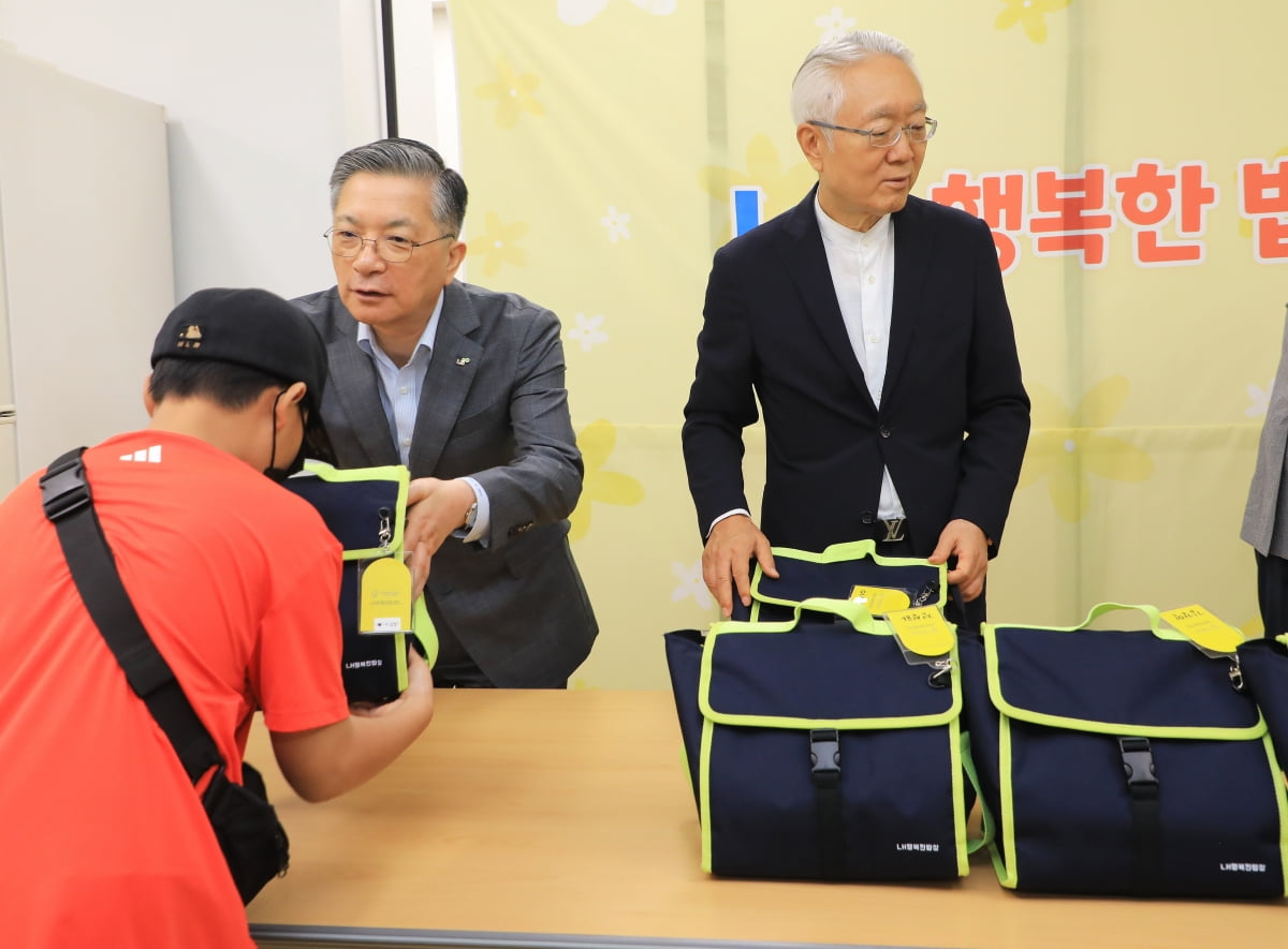 이한준 LH사장이 입주민 아동에게 도시락과 기념품을 전달하고 있다. 사진=LH 제공 