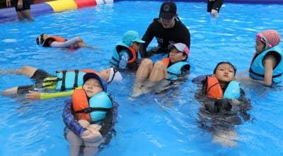 [포토] 송파구-해양경찰청, 물놀이 안전사고 대비 '생존수영교육'