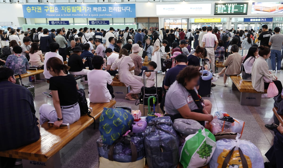 [포토] 서울 지하철 선로 사망사고로 열차 지연... 붐비는 서울역 대합실