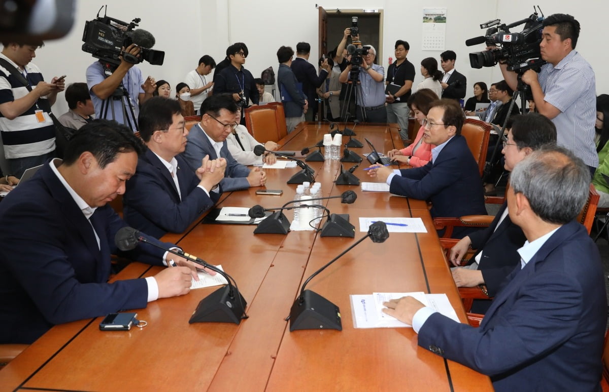 26일 국회에서 여야 수해복구 태스크포스 첫 회의를 하고 있다. 회의에는 여야 원내수석부대표와 수해 관련 상임위 간사들이 참석했다. 연합뉴스