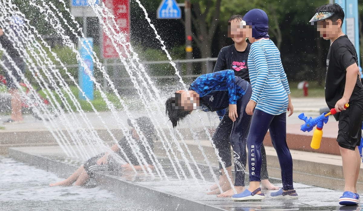  27일 서울 여의도물빛광장을 찾은 어린이들이 물놀이를 하며 더위를 식히고 있다.  사진=임대철 기자