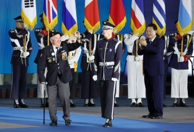 尹 "한국, 유엔군 피 묻은 군복 위에 서있다"