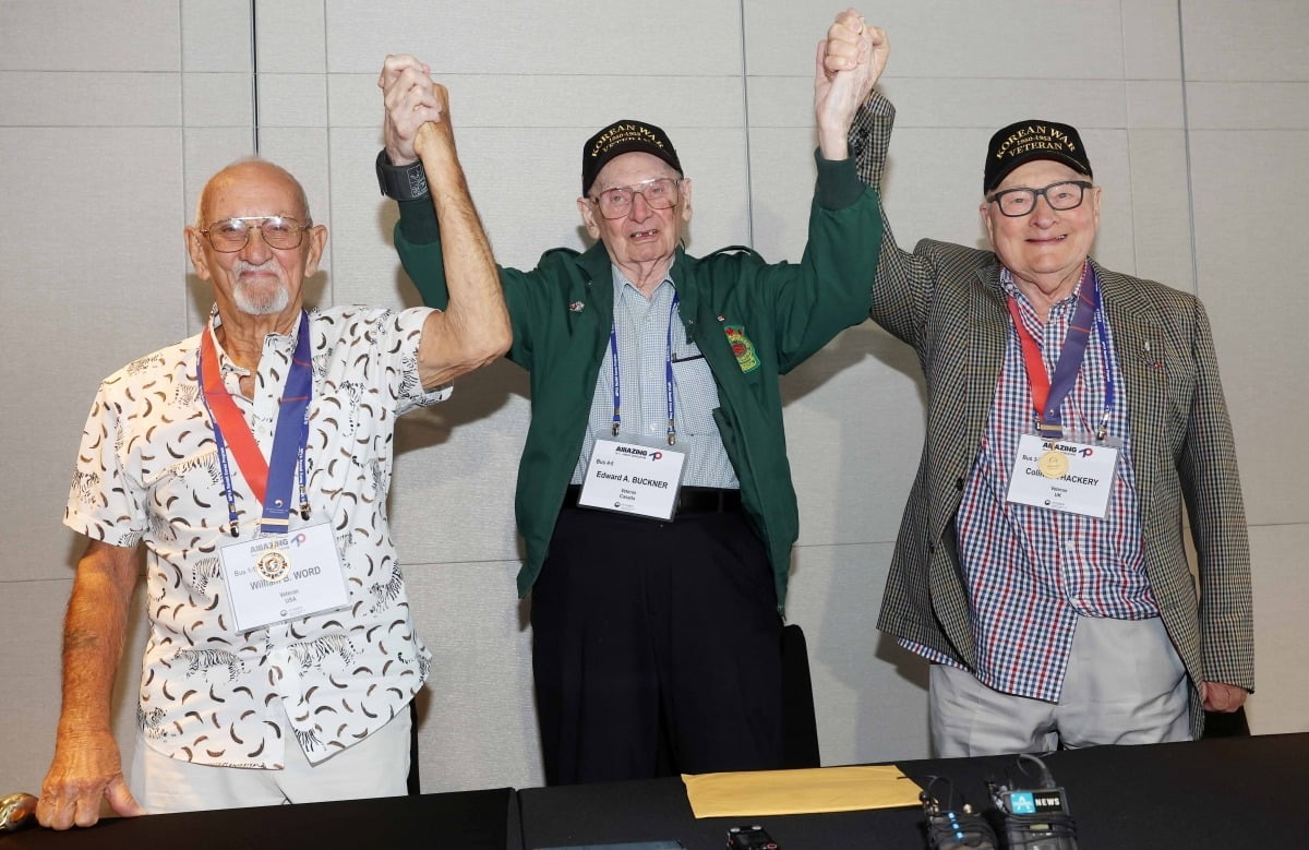 25일 6·25전쟁 참전용사 공동 인터뷰에서 윌리엄 워드(왼쪽부터), 에드워크 버크너, 콜린 새커리 씨가 
기념촬영을 하고 있다./강은구기자