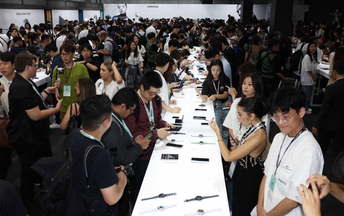 26일 삼성 갤럭시 언팩 2023 행사에서 참석자들이 갤럭시Z플립·폴드5 스마트폰을 체험하고 있다./이솔 기자