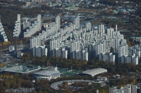 서울 송파구 '올림픽 3인방'은 안전진단 규제 완화의 수혜 단지로 꼽힌다. 올해 2월 안전진단을 통과한 올림픽선수촌 전경. /한경DB 