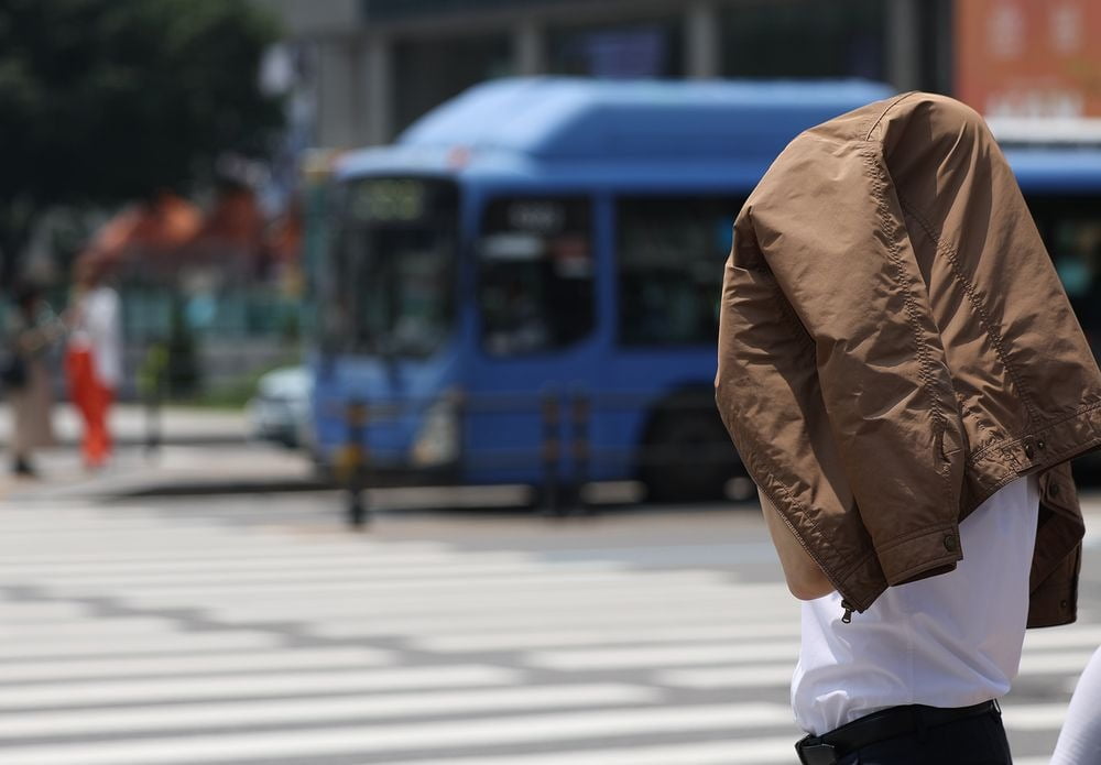 한 시민이 서울 광화문사거리에서 겉옷으로 햇볕을 가리고 있다. 사진=연합뉴스