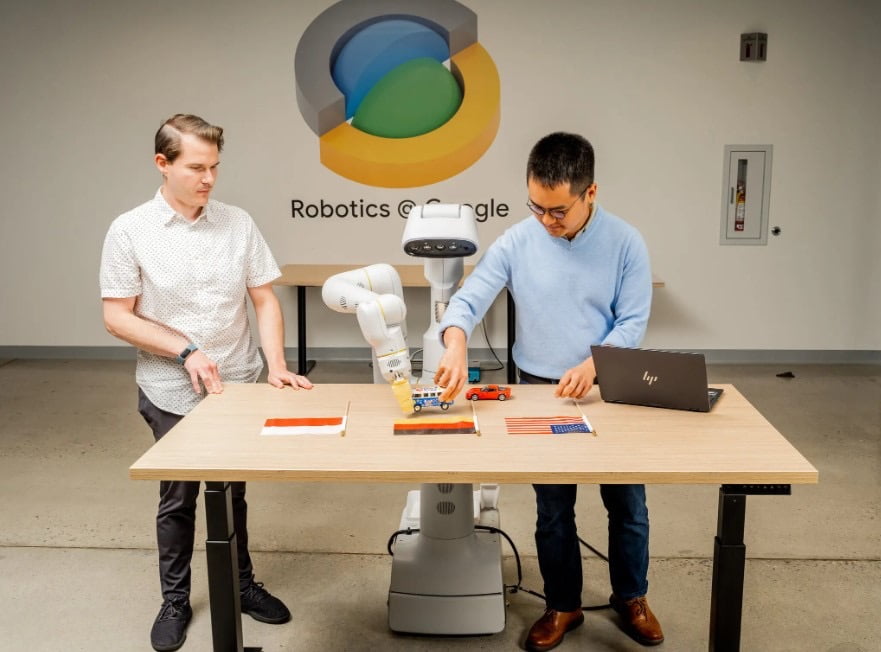 구글이 공개한 AI 로봇 RT-2 / 사진=뉴욕타임스