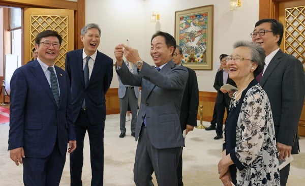 여섯 대통령의 가족이 헌정 이후 처음…청와대서 모였다