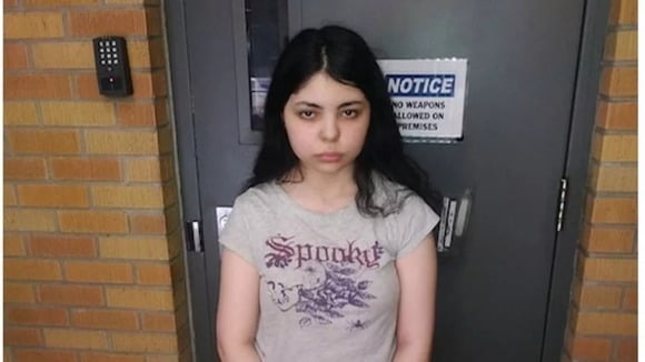 4년 만에 집에 돌아온 미국의 자폐증 소녀 앨리시아 나바로가 애리조나주 글렌데일 경찰서에서 신원을 확인한 뒤 사진을 찍고 있다. BBC 홈페이지 캡처.