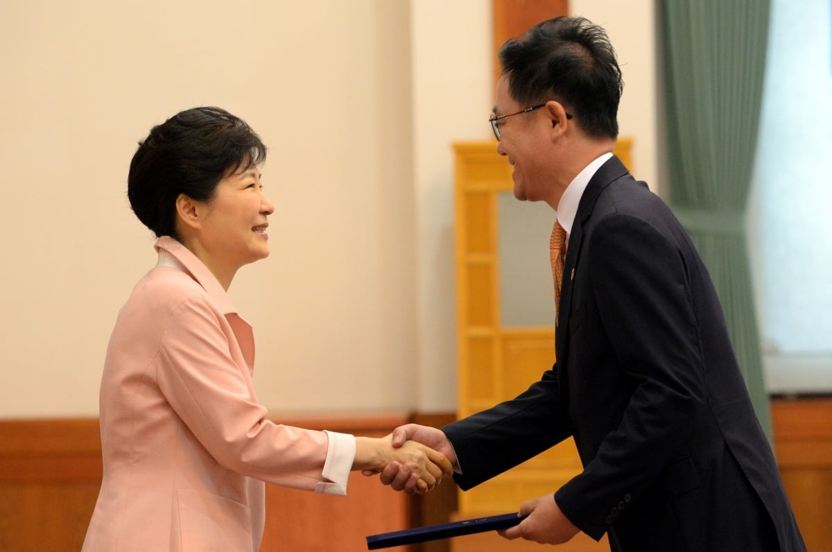 박근혜 대통령(왼쪽)이 2016년 강석훈 청와대 경제수석에게 임명장을 수여하고 있다. 한경DB