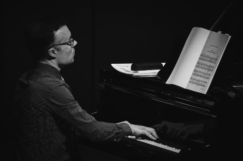 지난 28일 오후 강원 평창군 알펜시아 콘서트홀에서 영국 피아니스트 로데릭 채드윅이 메시앙 '새의 카탈로그'를 연주하고 있다. 평창대관령음악제 제공