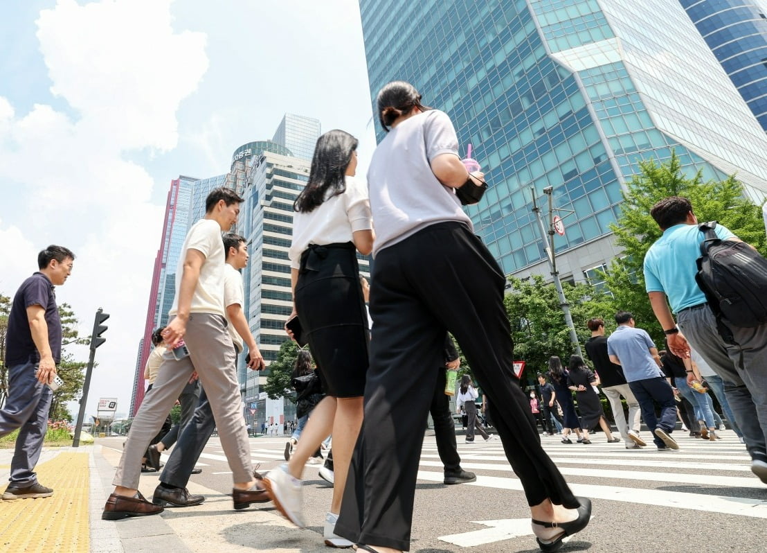 "마흔 넘은 부장이 팀 막내"…간판기업 삼성전자에 무슨 일이 [김익환의 컴퍼니워치]