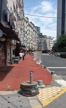 서소문 아파트 앞 붉은길을 걷다보면 하천과 연결된 맨홀을 볼 수 있다.