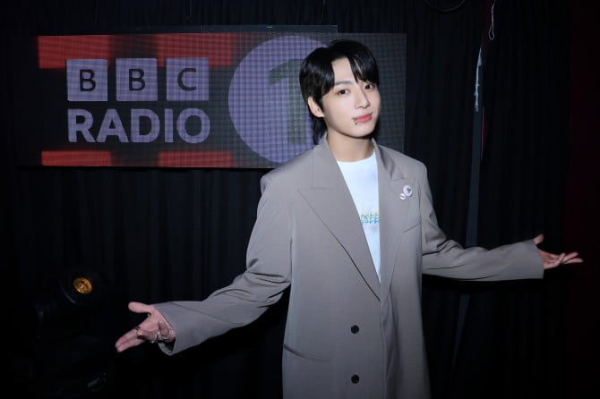 방탄소년단 정국, 英 BBC 라디오 1 ‘라이브 라운지’ 출연…‘Seven’ 무대 공개