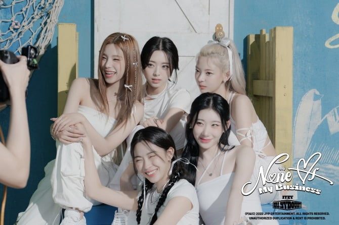 ITZY, 신보 수록곡 ‘None of My Business’ 퍼포먼스 비디오 공개…‘YOUNG & HIP’