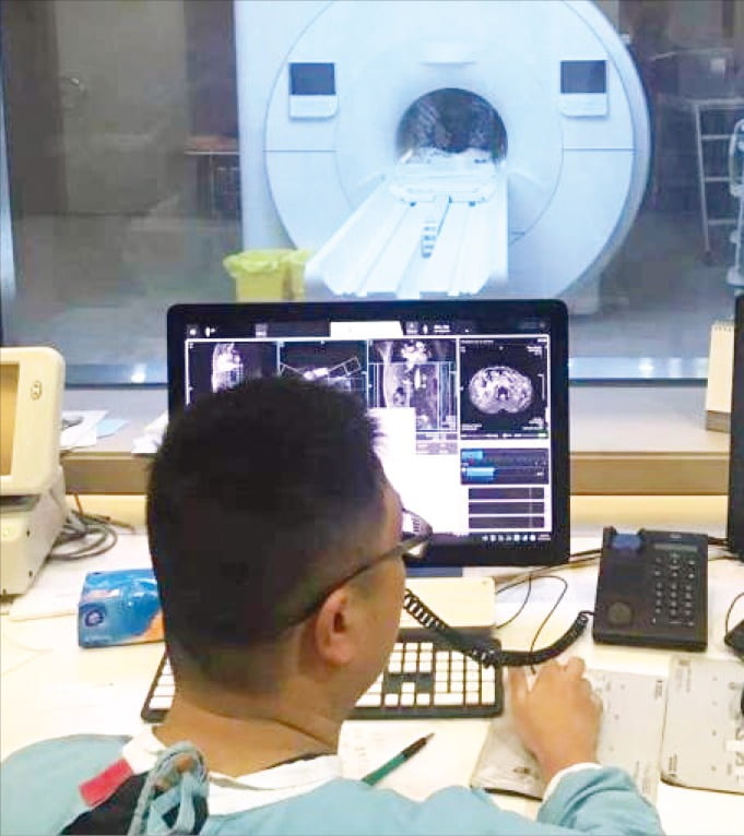 중국 상하이 푸단의대 의료진이 환자에게 자기공명영상(MRI) 검사를 하고 있다. 이지현  기자 