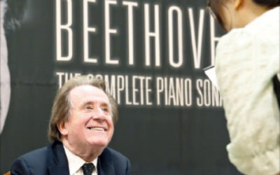 '베토벤 전문가' 76세 부흐빈더는 끝까지 경쾌하게 건반을 내달렸다