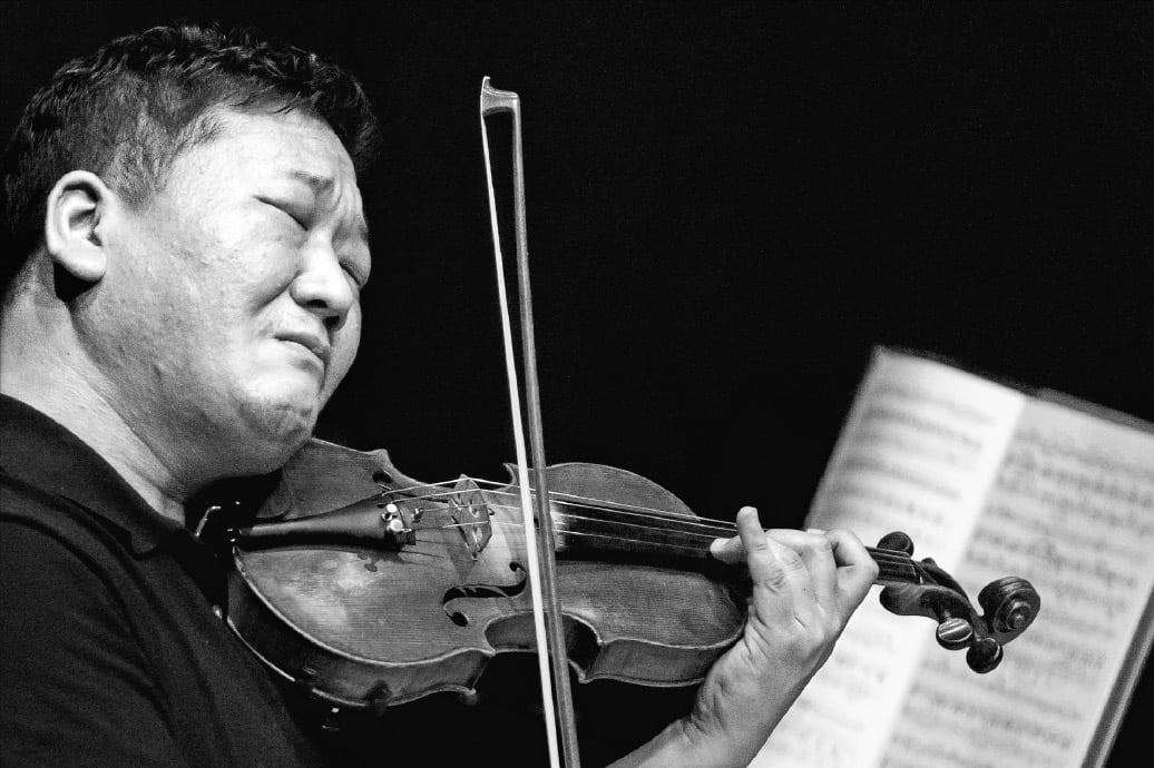 바이올리니스트 김응수(47)가 지난달 30일 서울 예술의전당 리사이틀홀에서 연주하고 있다.  AM 제공 