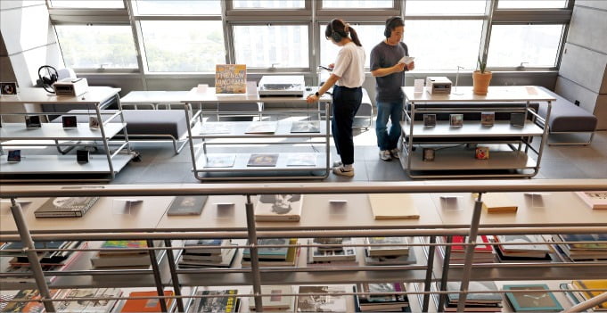 한국경제신문에 처음 공개된 서울 용산 하이브 사옥의 콘셉트는 ‘상상력의 확장’과 ‘소통 활성화’로 요약된다. 다양한 서적과 LP가 마련된 ‘라이브러리’가 그런 곳들이다.  이솔 기자 