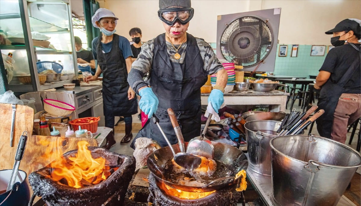 태국 미식의 아이콘이자 50년 넘게 단 하루도 쉬지 않고 요리해온 란 쩨파이(77)는 오늘도 불 앞에서 직접 요리한다. /쩨파이 제공
 