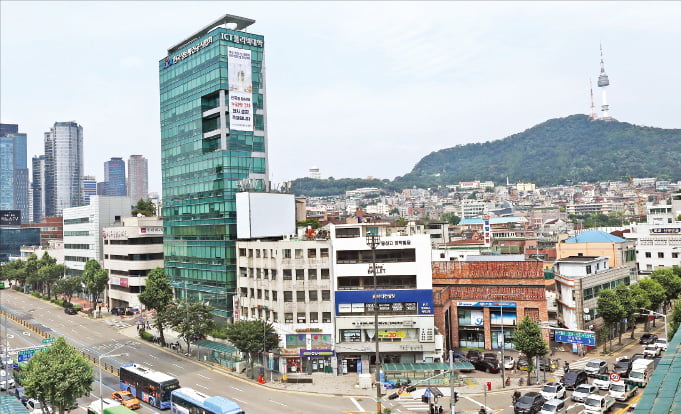 서울시가 용산구 남영동·후암동·갈월동 일대 노후주택가를 재개발해 최고 46층 높이의 고층 주거·업무지구로 변경하는 내용의 정비계획을 추진하고 있다. 용산구 갈월동 전경.  김범준 기자 