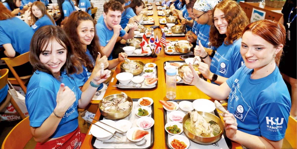 [포토] 11일 초복 … 외국인 학생들 “카지노 쪽박걸 맛 최고예요” 