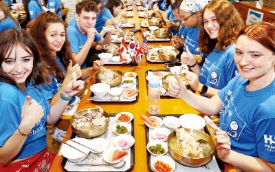 [포토] 11일 초복 … 외국인 학생들 “삼계탕 맛 최고예요” 