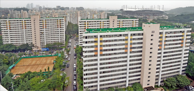 서울에 남아 있는 주요 시영아파트가 재건축 사업에 속도를 내고 있다. 재건축을 추진 중인 마포구 성산시영 아파트.   한경DB 